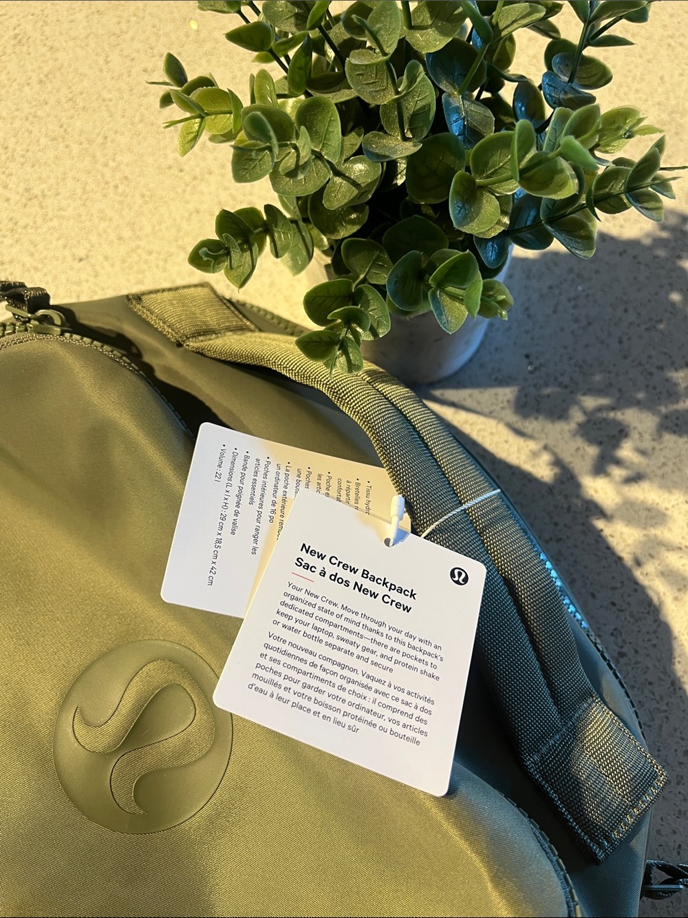 Lululemon New Crew Backpack 22L in Colour Bay Leaf (Olive Green) new with tags - Picture 13 of 16